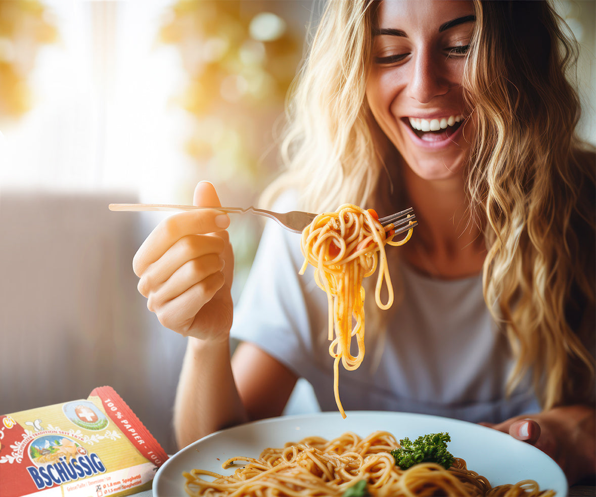 Femme mangeant des spaghetti BSCHÜSSIG